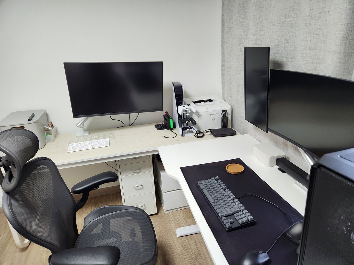 오랜 염원이었던
전동 데스크랑
게임용 책상을 만들었다
얏호~