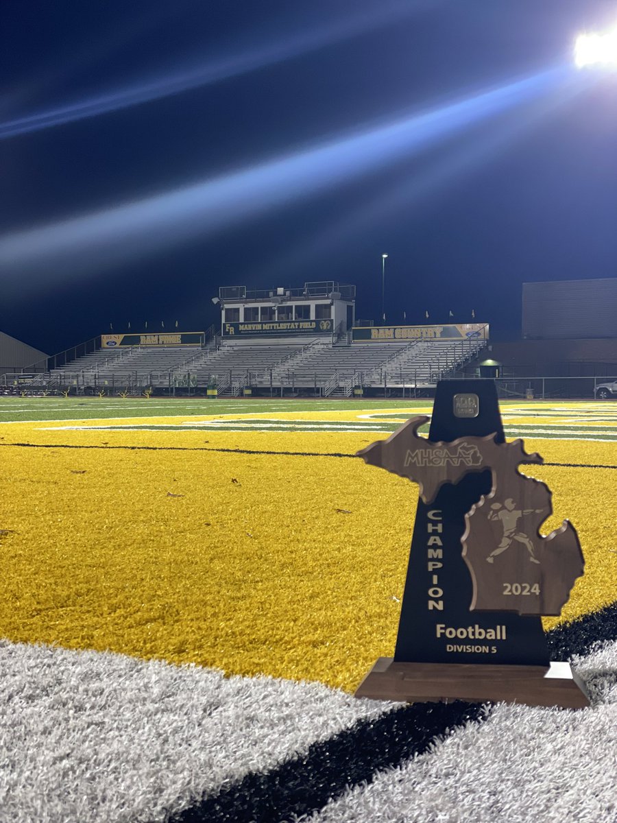 Flat Rock Football beats Detroit Voyager 56-38, winning their 3rd consecutive District Championship. Rams will host Ann Arbor Gabriel Richard next week for the Regional Championship! #warh 🐏💚💛