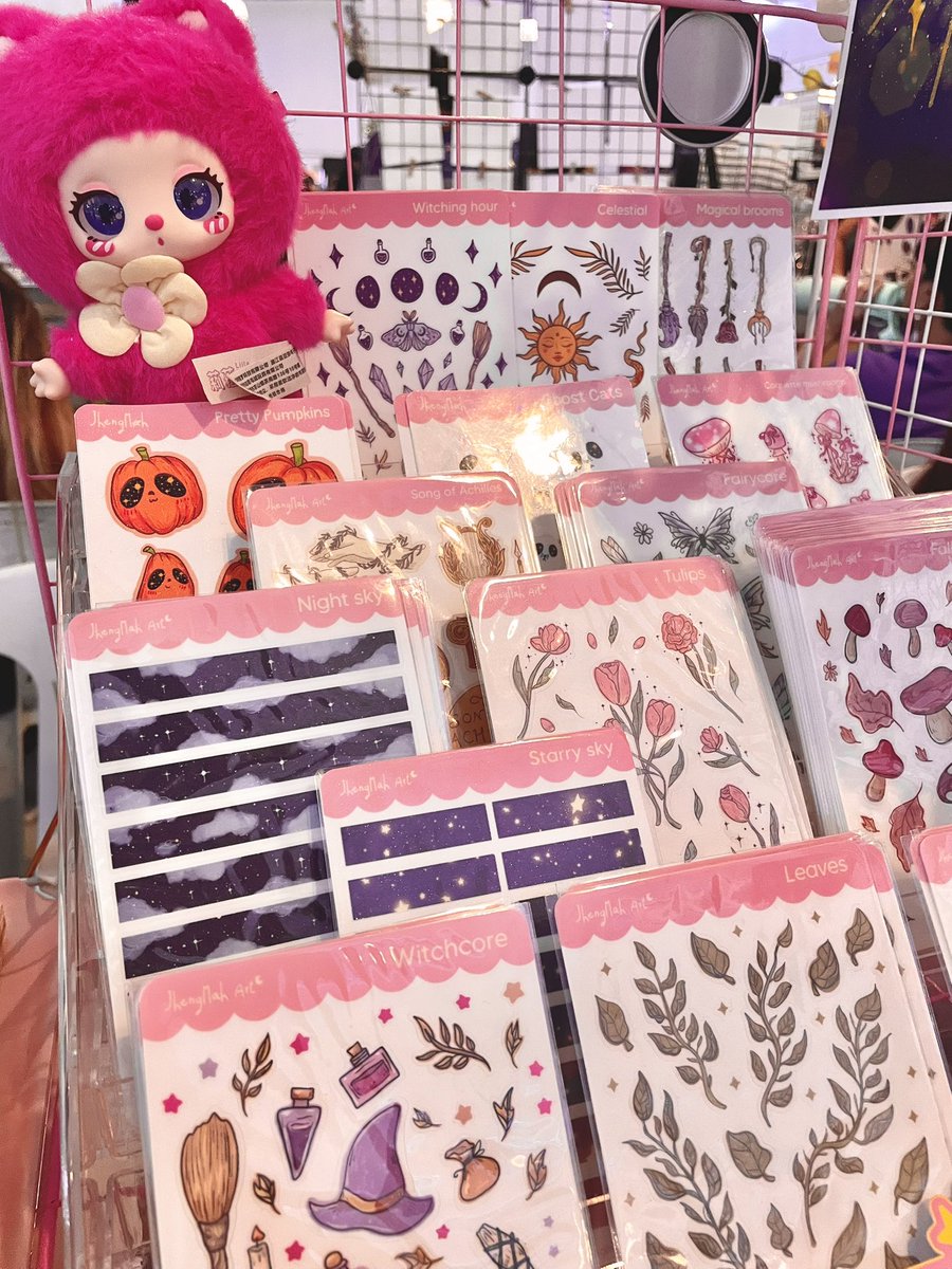 We’re here at @patronsofthearts Magics &amp; Mystics! 𓃠
I’m at table F6. Come and say hi ⭑.ᐟ

#patronsofthearts #pota #patronsoftheartsmagicsandmystics