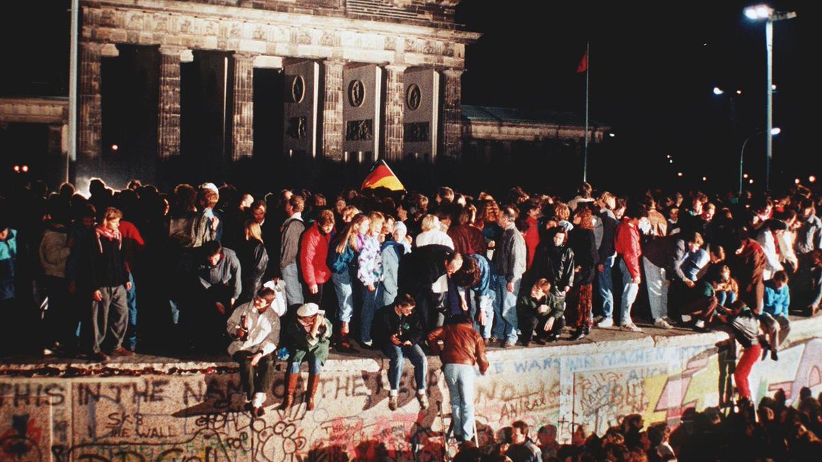 MarkusDie's tweet photo. Unglaubliche 35 Jahre ist es heute her, dass ich selbst da oben stand. Die Mauer am Brandenburger Tor unter den eigenen Füßen, was für ein - sorry - geiles Gefühl! Heute der "place to be"! ❤️ #FallOfTheWall #35JahreMauerfall https://t.co/IIBU6GE1lU