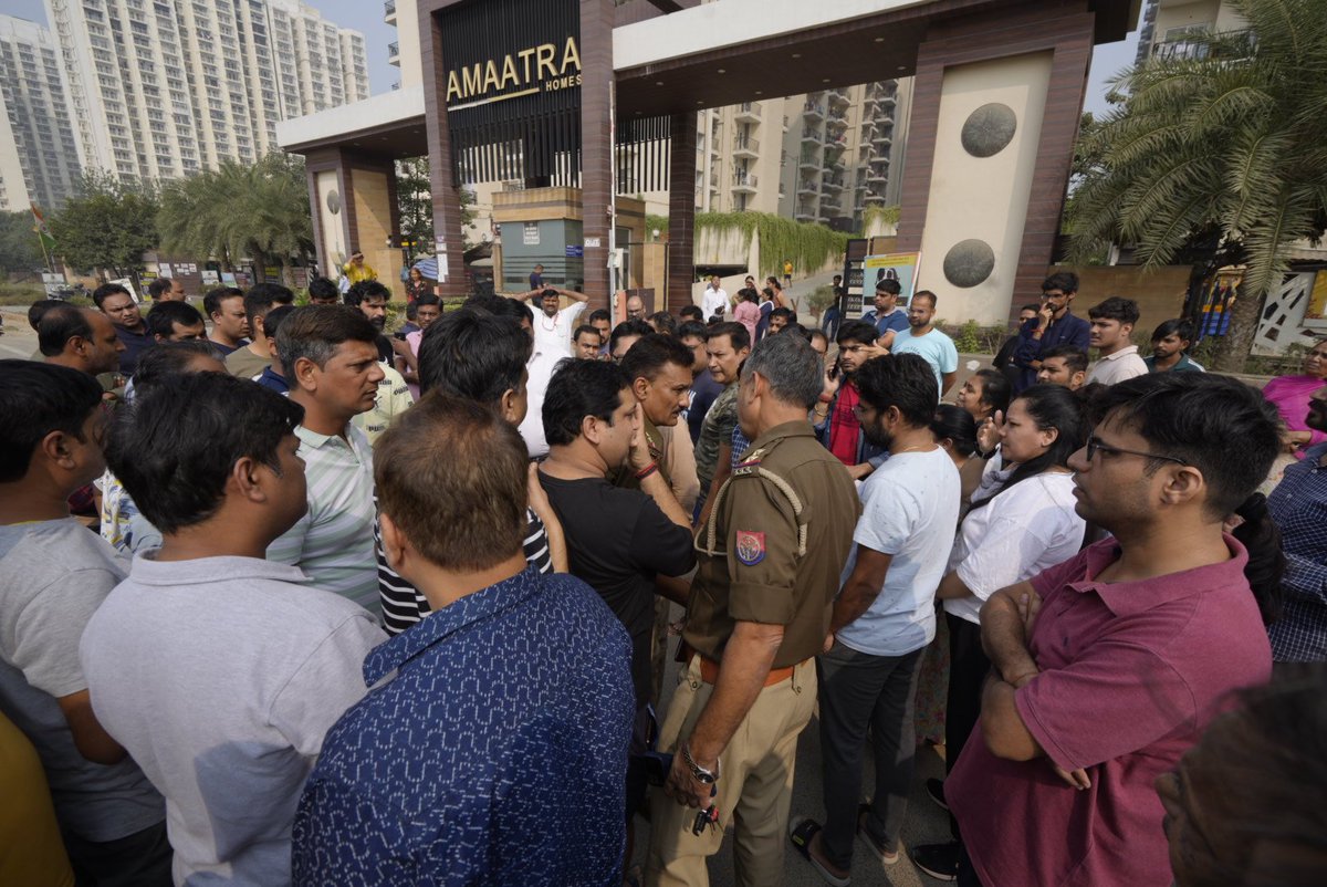 Vijay_Verma's tweet photo. Gautam Buddh Nagar(UP) PS Ecotech 3, Amaatra homes residents protest against the builder on AoA formation delay and maintenance team's bad behavior. @myogioffice @CeoNoida @dmgbnagar @dgpup @tejpalnagarMLA @noidapolice @noidapolice @noida_authority @TOINoida https://t.co/UGIOjn6GCc