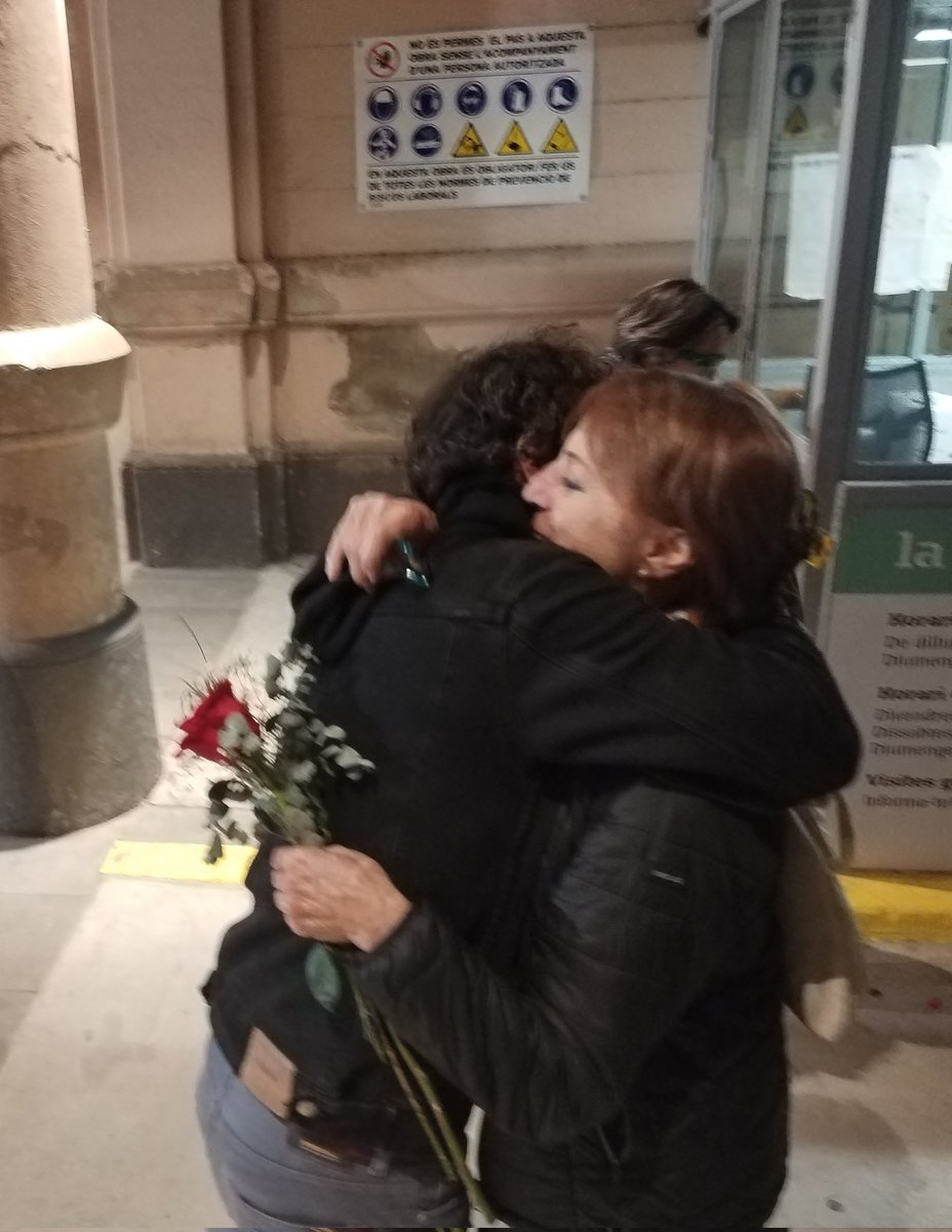 Un imatge que val per tot el gran esforç que hi ha darrere <a href="/espectacle_p_a/">espectaclepuigantich</a>. Gràcies  <a href="/mpujolmany/">Marc Pujol</a> per fer possible l'abraçada emocional que la Montse tenia pendent d'anys. "el dolor d'haver perdut l'amic és una cosa que he arrossegat tota la vida"