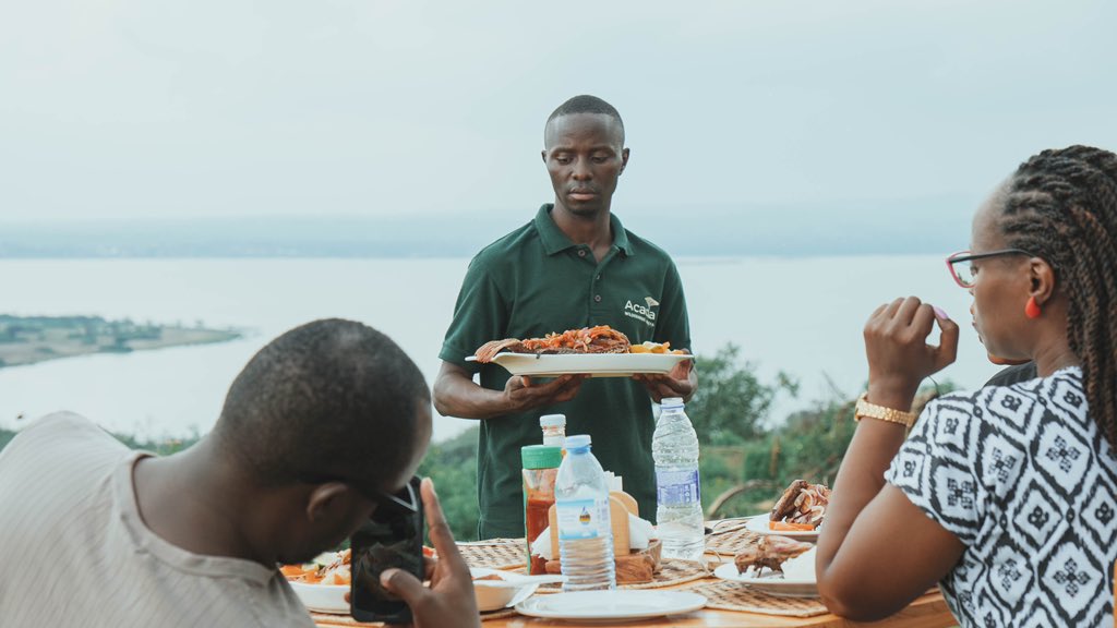 acaciaMweya's tweet photo. Dining in the wild 🌿

#WildDining #NatureExperience #TravelNeza https://t.co/NfuVyqxlXJ