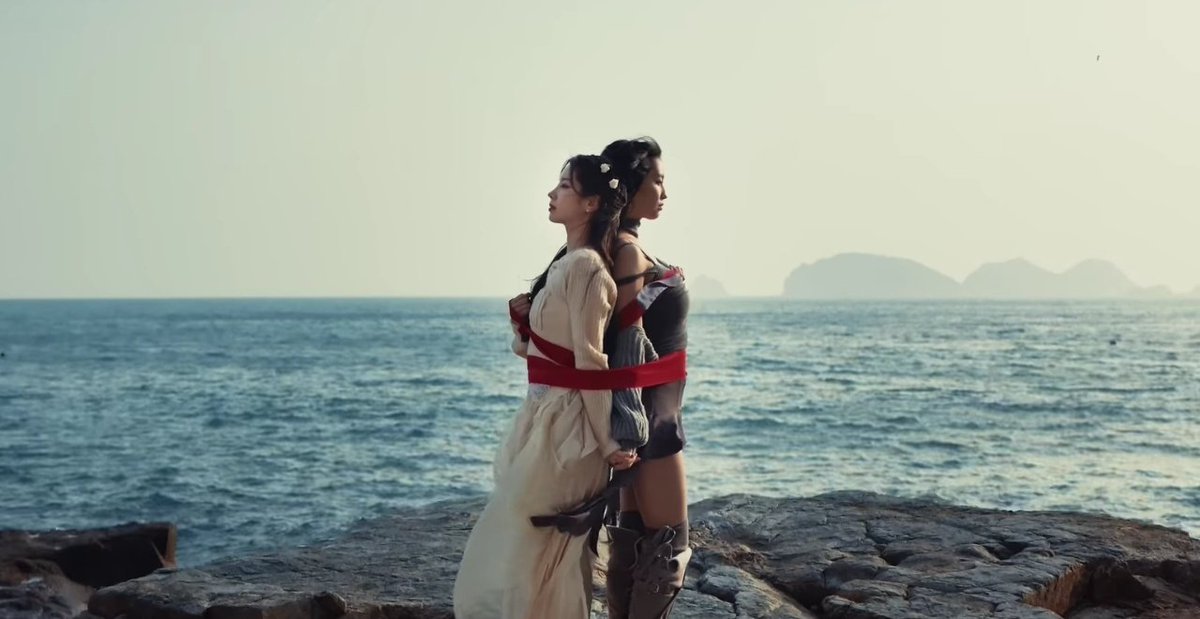 hirai64ahs's tweet image. a little thread of dahmo being so cute bc dahyun blissed us today 💟