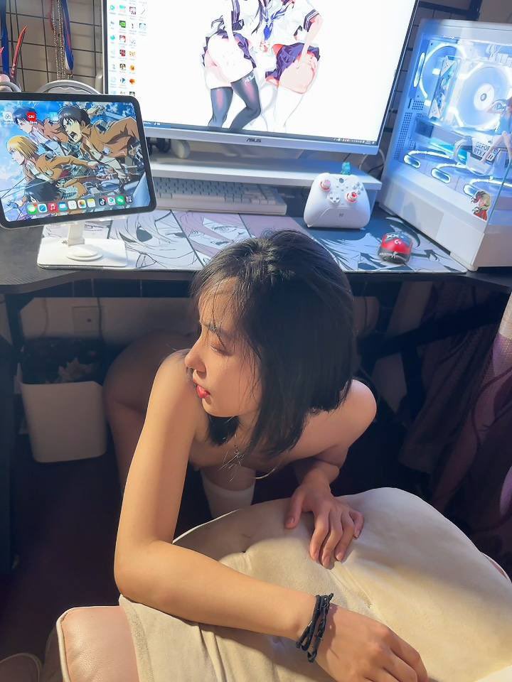 这样一个小狗趴在桌子下面，你还能专心玩游戏吗 https://t.co/tBwHekzpKa