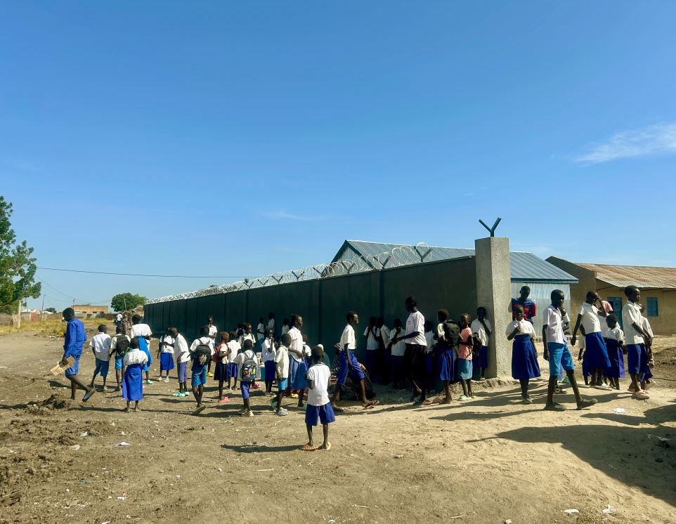 IOMSouthSudan's tweet photo. “Before the wall fence, we were concerned for the children’s safety. Now, parents feel confident enrolling them in school” – Headteacher, Chum Aliing Primary School, Renk County. Proud to see #ECRPII contributing to educational outcomes in South Sudan. https://t.co/VuWUp40hE2