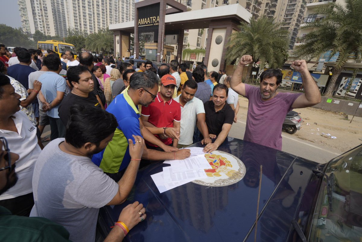 Vijay_Verma's tweet photo. Gautam Buddh Nagar(UP) PS Ecotech 3, Amaatra homes residents protest given complaints against the builder on AoA formation delay and maintenance team's bad behavior. @myogioffice @CeoNoida @dmgbnagar @dgpup @tejpalnagarMLA @noidapolice @noida_authority @TOINoida https://t.co/B7ZCO80Z1k