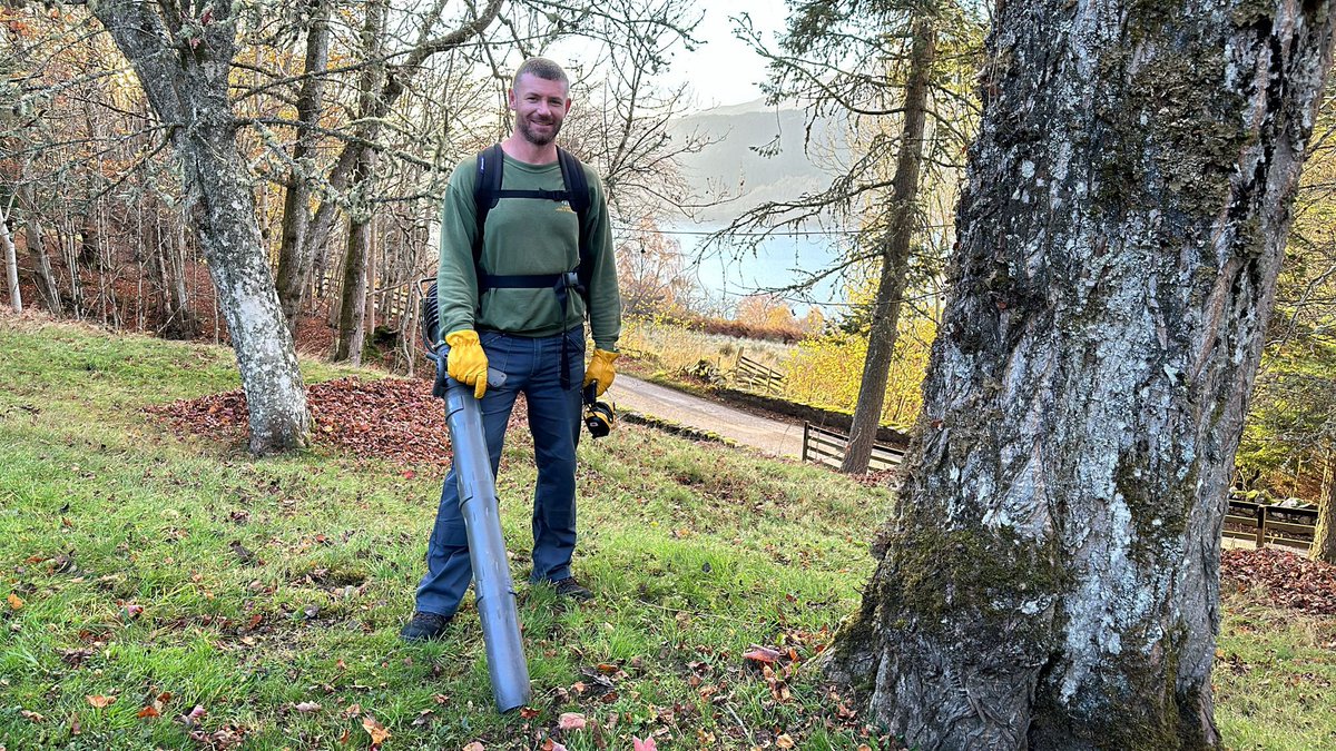 With the crew off for a weekend break, our awesome volunteer team is stepping in to keep things tidy! Steven’s back today, clearing leaves from the driveway and lawns. Huge thanks to everyone pitching in to keep Boleskine looking its best, no matter the season! 🍂 #TeamBoleskine