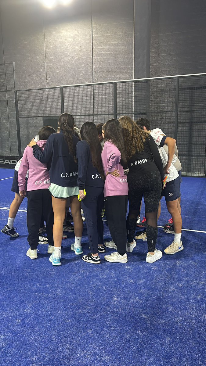 ¡Grandes momentos en el 1r día de campeonato!

🔹️El Junior B gana y jugará hoy las semis de 1ª junto al Junior A, que pasa exento.
🔹️El Junior C gana 2 partidos y se planta en 1/4 de 2ª.
🔹️El Infantil A gana y pasa a semis de 1ª.
🔹️El Infantil B luchará para no descender.