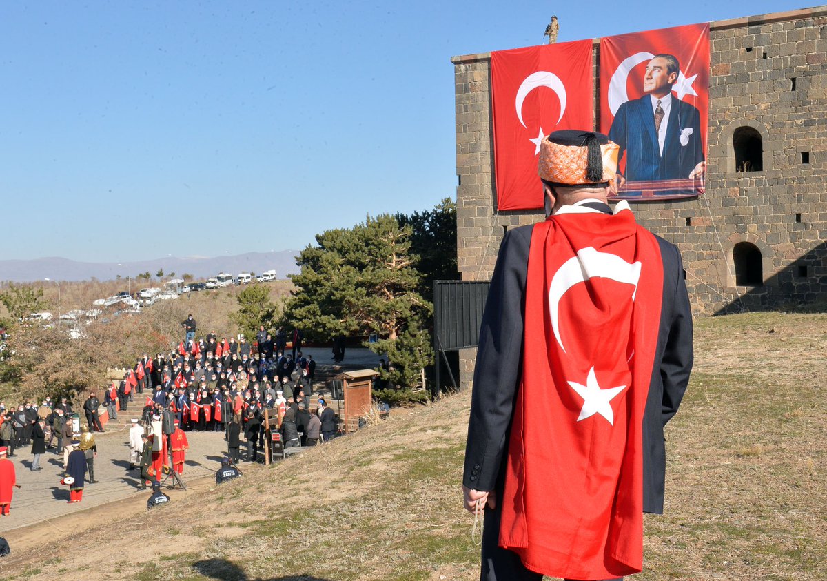 25Ays's tweet photo. Dadaşıma artık ha ateş ha kar;
Burda savaşın adı kanlı bar,
Ovaya sis değil, mücâhit ruhlar,
Çöküyor Erzurum Tabyalarından!

147 yıl önce Aziziye‘de vatan müdafaasında destan yazan bütün ecdadımıza minnet ve şükranla… https://t.co/jGjMN9Na63