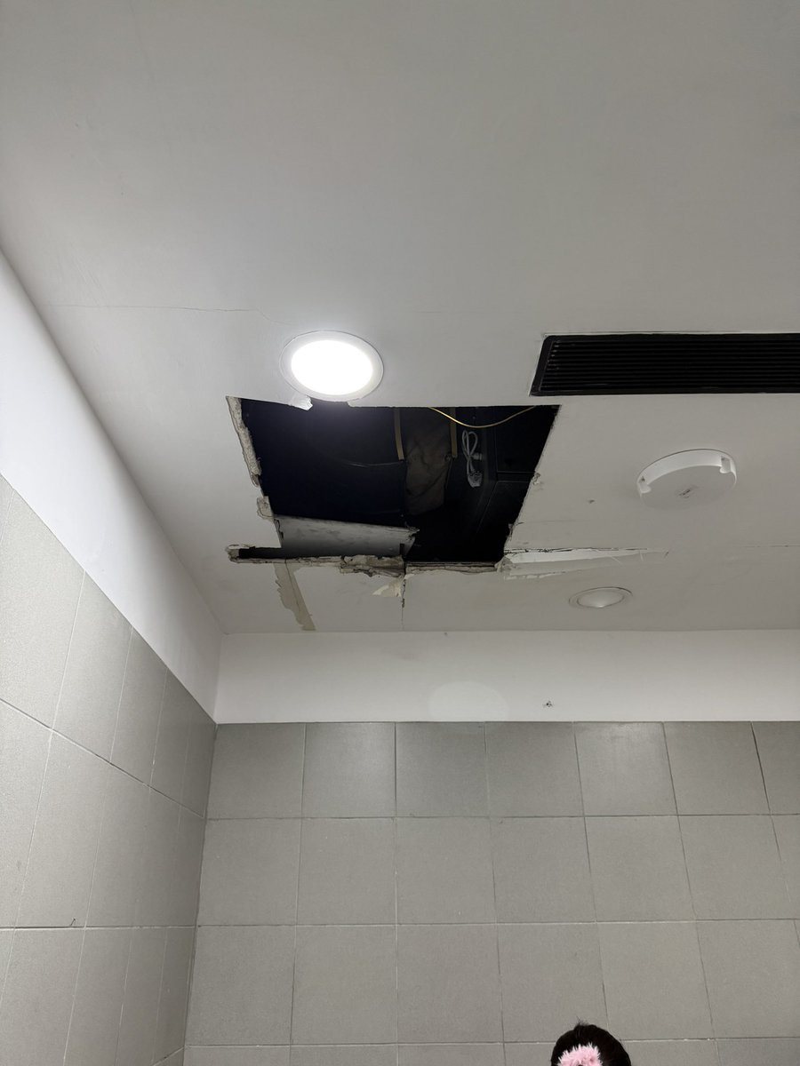 imAgopalika's tweet photo. @aaikolairport 
Condition of child care room in the arrival section today.
No maintenance, no facility whatsoever https://t.co/Ply4bXlA9D