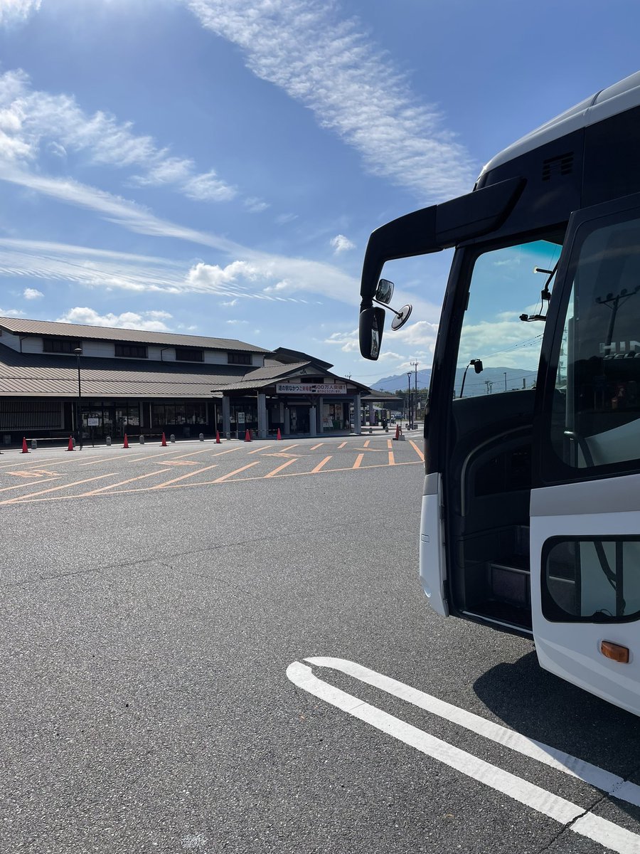 r0pXEOhtPg94986's tweet photo. 昨日は、バスで初めて道の駅中津へ行ってきました。道の駅中津は駐車場の進入路が狭いうえに歩行者も多く、とても神経を
使いますが、全長12Mのセレガの大きさを
あらためて感じた駐車でした。

#日野セレガ#大型バス運転体験#道の駅中津#国道10号線#東九州自動車道 https://t.co/5zpKoLvv9F