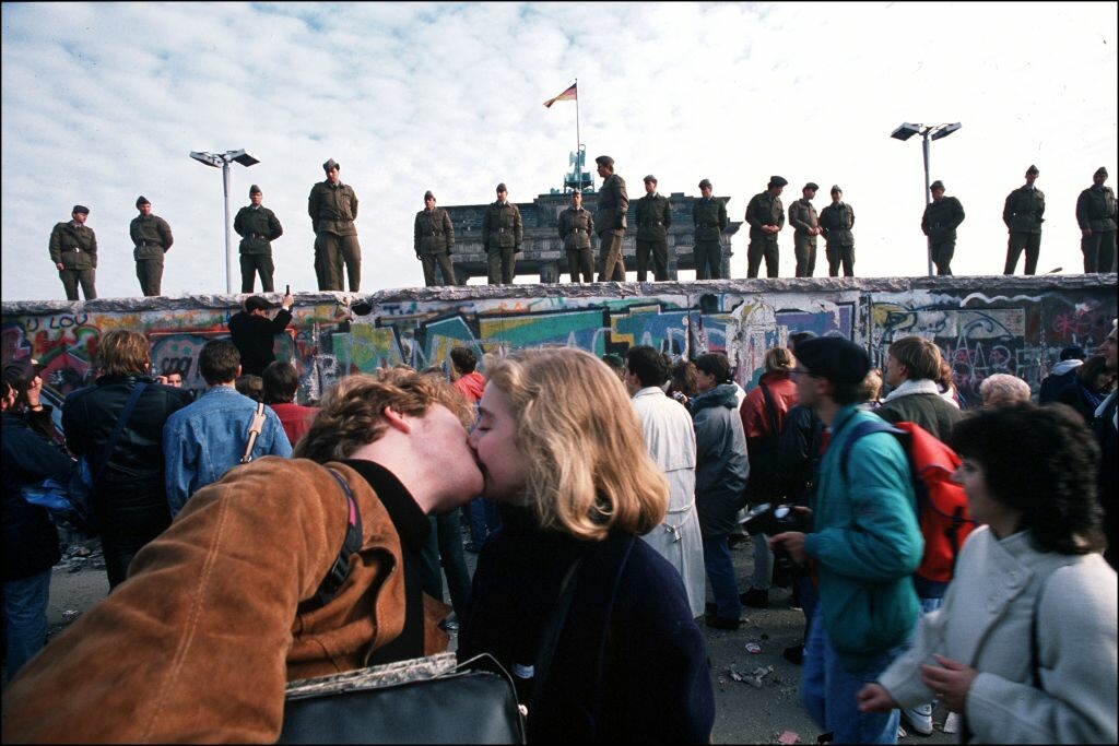 HistoryExtra's tweet photo. #OnThisDay in 1989, the Berlin Wall came down. The scene that night, which immediately flashed around the world, became one of the iconic moments of the 20th century.

📸 Getty https://t.co/5XrloZtG2N