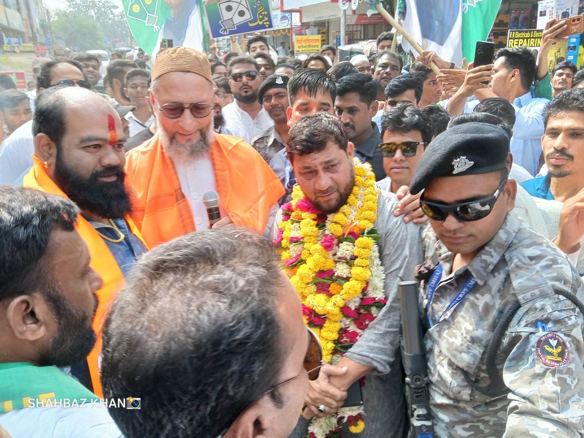 AimimTarnaka's tweet photo. Live Update AIMIM President Barrister Asaduddin Owaisi Sahab AIMIM MLA Candidate Naser Siddiqui Sahab Ke Liye Paithan Gate Dalalwadi Ilaqe Me Paidal Daura Karte Hue,
#AIMIM #AsaduddinOwaisi #NaserSiddiqui #PaidalDaura #VoteForKite #VoteForMIM #ButtonNumber12 #PatangKoVoteDo https://t.co/kgWr9xPeYV
