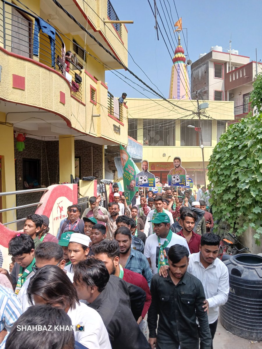 AimimTarnaka's tweet photo. Live Update AIMIM President Barrister Asaduddin Owaisi Sahab AIMIM MLA Candidate Naser Siddiqui Sahab Ke Liye Paithan Gate Dalalwadi Ilaqe Me Paidal Daura Karte Hue,
#AIMIM #AsaduddinOwaisi #NaserSiddiqui #PaidalDaura #VoteForKite #VoteForMIM #ButtonNumber12 #PatangKoVoteDo https://t.co/kgWr9xPeYV