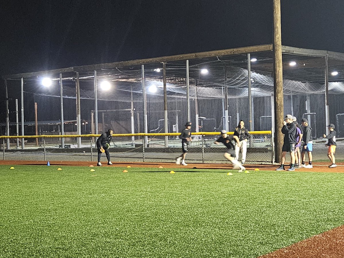 BulldogBC's tweet photo. Final Bulldog Night at The Farm of the season tonight! 
~50 players, field work, indoor hitting, athletic training by GameFit . . . plus burgers, hotdogs, chips, and Gatorade. Not a bad fall Friday! 
#BulldogBaseballSoftballClub https://t.co/hHQ3H9wAyO