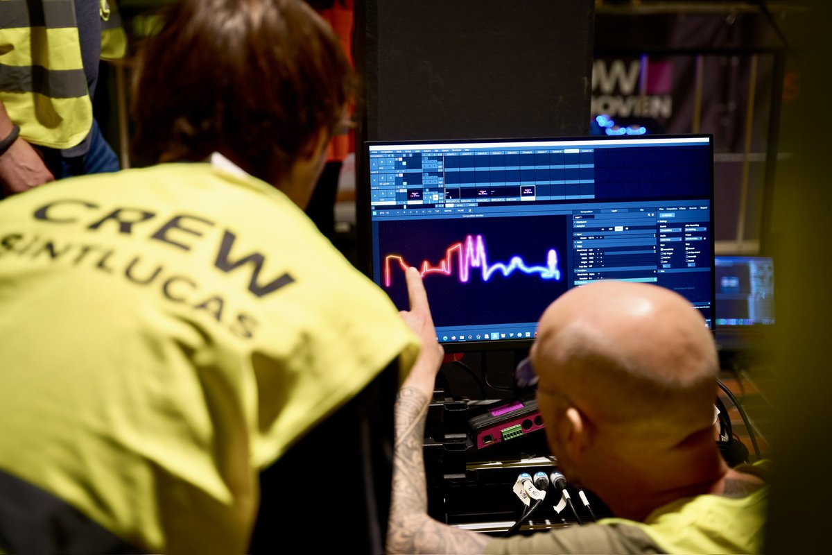 Ga jij naar Eindhoven? Vandaag begint <a href="/GlowEindhoven/">GLOW Eindhoven</a> met lichtprojecties door de hele stad. Op het station begint het al met een lichtprojectie van <a href="/SintLucas/">SintLucas</a>. Kom je kijken? 💡🤩 nieuws.ns.nl/eindhoven-cent…