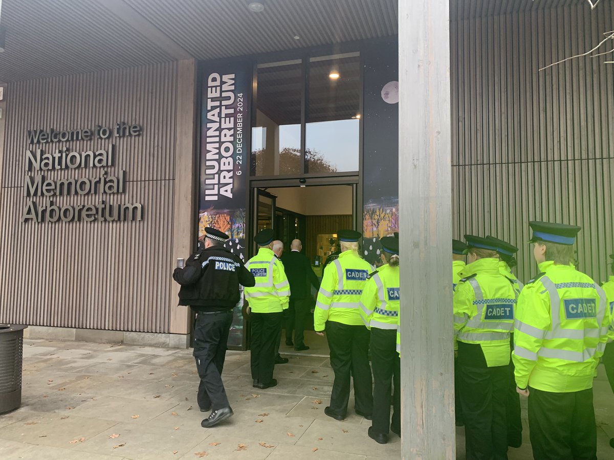 WYP_SallyB's tweet image. Kirklees @wyp_cadets are at The @Nat_Mem_Arb today and have met up with @StaffsPolice Cadets.