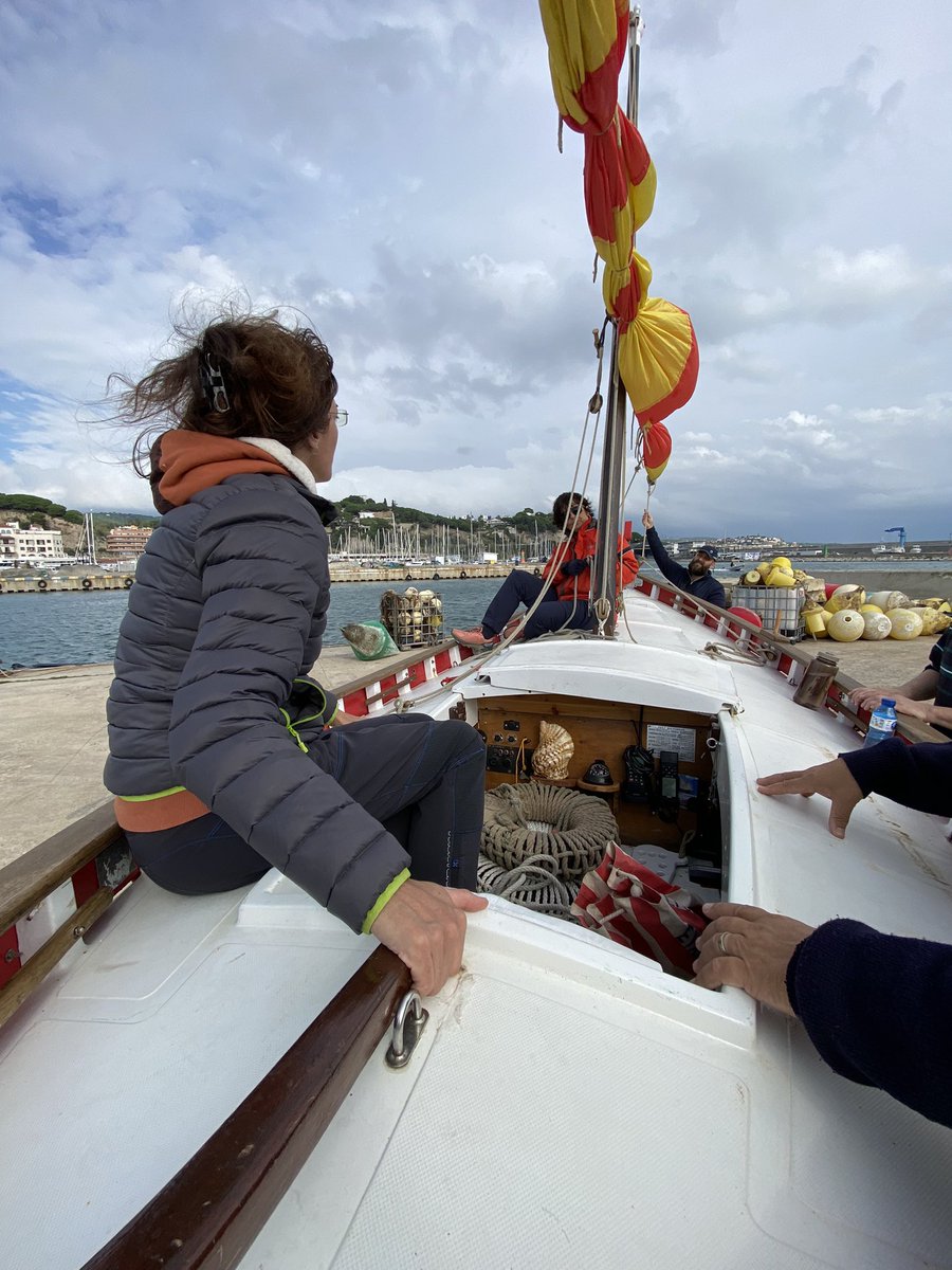 Al Moll d’Arenys, curs d’iniciació a la vela llatina. Descoberta de la maniobra, pràctiques a terra i sortida a mar. Som-hi! <a href="/fccpmf/">FCCPMF</a> <a href="/portsgencat/">Ports de la Generalitat</a>