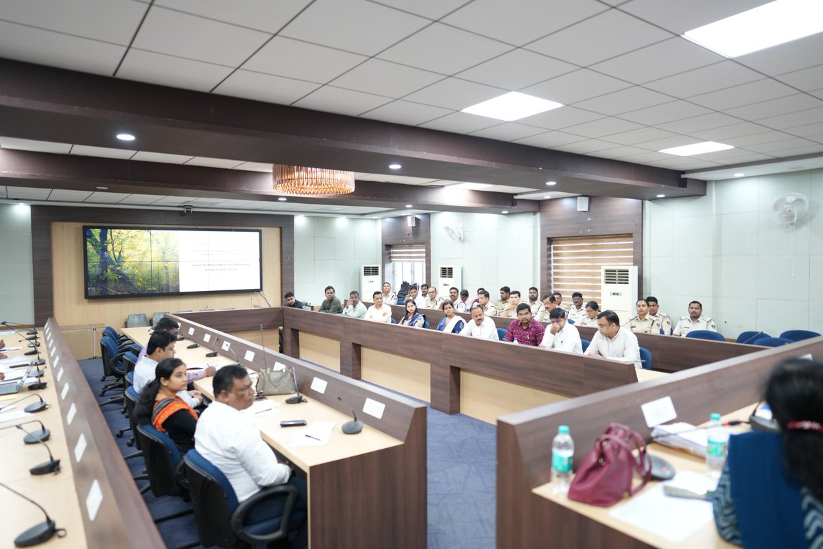 DFO_Angul's tweet image. On 8th Nov, 2024, Angul hosted a training on Forest Land Information–Decision Support System (FLI-DSS), focusing on GIS mapping to address land encroachment. Key officials, including the RCCF Angul and DFO Angul @CMO_Odisha @ForestDeptt @pccfodisha @PCCFWL_Odisha @susantananda3