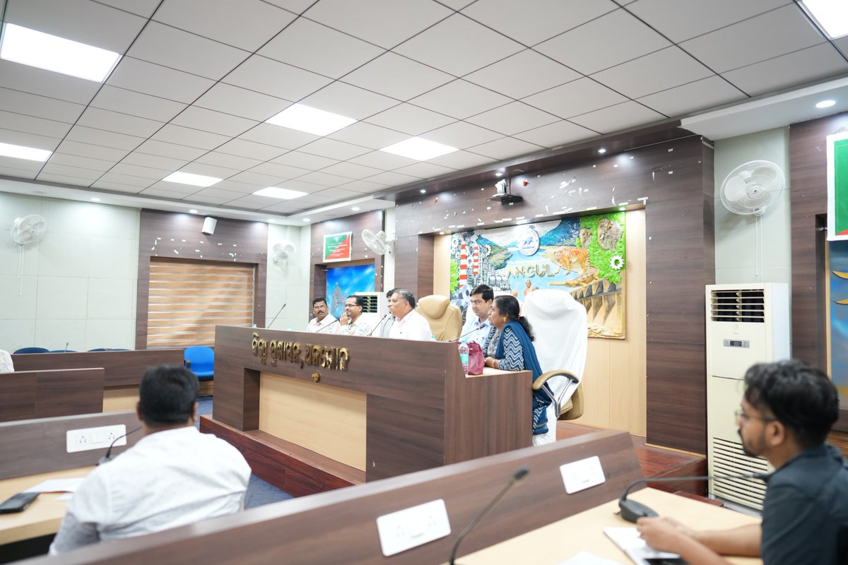 DFO_Angul's tweet image. On 8th Nov, 2024, Angul hosted a training on Forest Land Information–Decision Support System (FLI-DSS), focusing on GIS mapping to address land encroachment. Key officials, including the RCCF Angul and DFO Angul @CMO_Odisha @ForestDeptt @pccfodisha @PCCFWL_Odisha @susantananda3