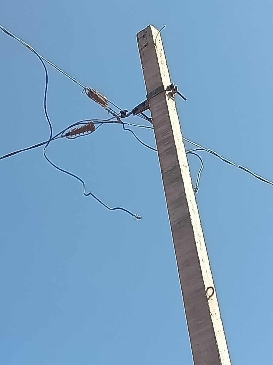 Harishc41738555's tweet photo. The wire has broken from the pole since 9:00 AM in the morning and no one is coming to fix it. I have called 10 to 15 times but no one is responding properly.
Location -Godaroo Ka Tala, leelsar Barmer,344708
@ccc_jdvvnl @dabi_tina @RajCMO @BhajanlalBjp @DrPriyankaBMR https://t.co/lLcMyKqi3P