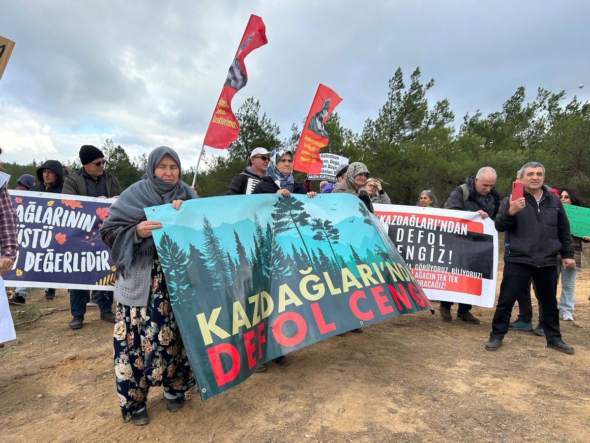 kazdagikoruma's tweet photo. Yaşam savunucuları, Halilağa Bakır Madeni proje alanında buluşmaya başladı. İstanbul’dan, Muğla’dan, Çanakkale’den, Akbelen’den yaşam savunucuları ile köylüler şu anda alandalar. 

Akbelenli kadınlar ile Hacıbekirli ve Yanıklar köyünden gelen kadınlar birbirlerine sarılarak güç vermeye çalıştılar. 

Alana girişler hala devam ediyor. Sabah saatlerinde iş makineleri çalışıyordu; ancak şu an durmuş halde ve alanda bir kesim yapılmıyor. 

#YaşamAltındanDeğerlidir #KazdağlarHepimizin #KazdağıKoruma
