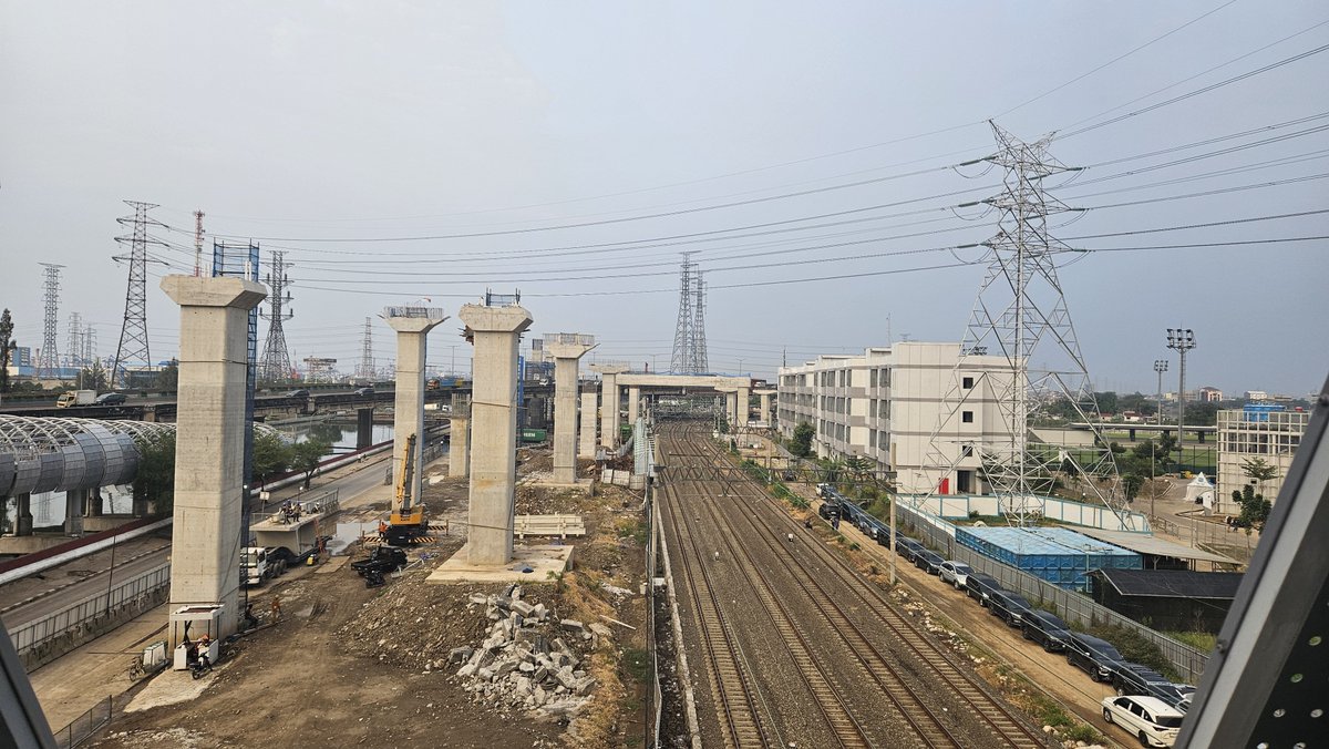 Kenapa pembangunan Stasiun JIS tidak kunjung selesai atau tidak ada progresnya?

Jawabannya karena dipaksa harus nunggu proyek konstruksi Harbour Toll Road II Ancol selesai dulu 🤡