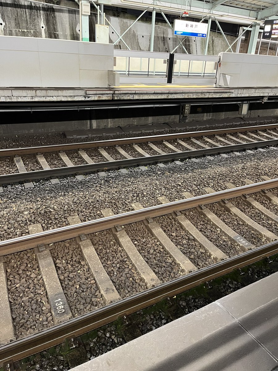 maty_jun's tweet photo. 新神戸駅、見た目以上に斜め https://t.co/OsnXifsinQ