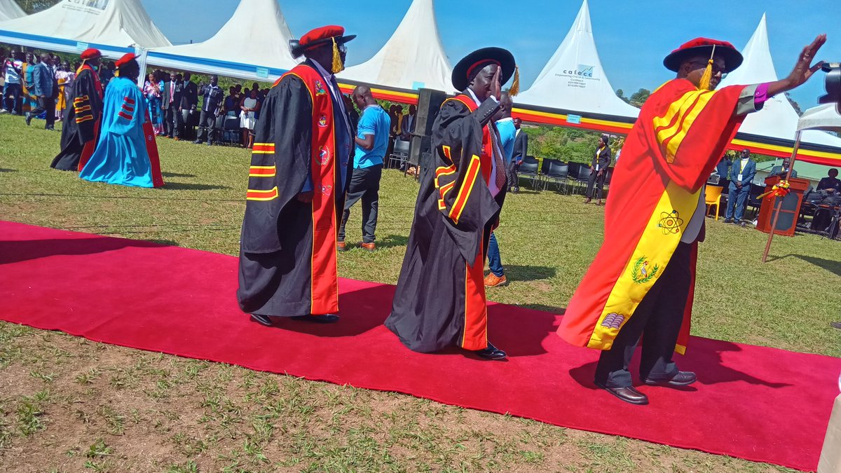 Muni_University's tweet photo. ๐ In his inspiring address, Vice Chancellor Assoc. Prof. Anguma Simon Katrini encouraged the vibrant graduates to view this achievement as the gateway to even greater horizons. "Let this milestone be the start of new, boundless opportunities," he urged. #MuniUniversityGraduation https://t.co/dyGjtJpV3b