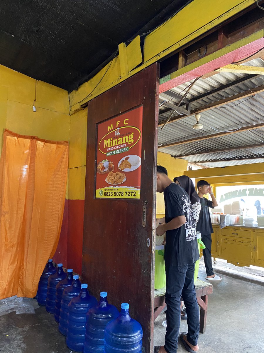 Bukannya jualan nasi padang malah fried chicken 😡