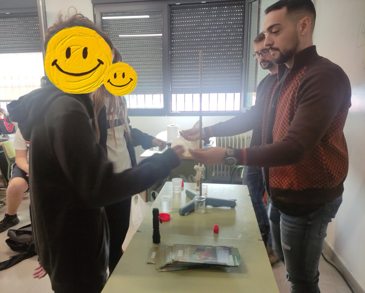 gemaguzmandiaz's tweet photo. 📣#Cazasuelos en El IES Ramón y Cajal de Granada.
Suelo, agua y mucha curiosidad de futuros científic@s 🔬
 🙏Gracias a #cafeconciencia y @FDescubre !  
@IfapaJunta @IAS_CSIC @erosionlab_ias @Jose_Munii @JavierMnSt @BeCarRod https://t.co/7Ic4piS50O