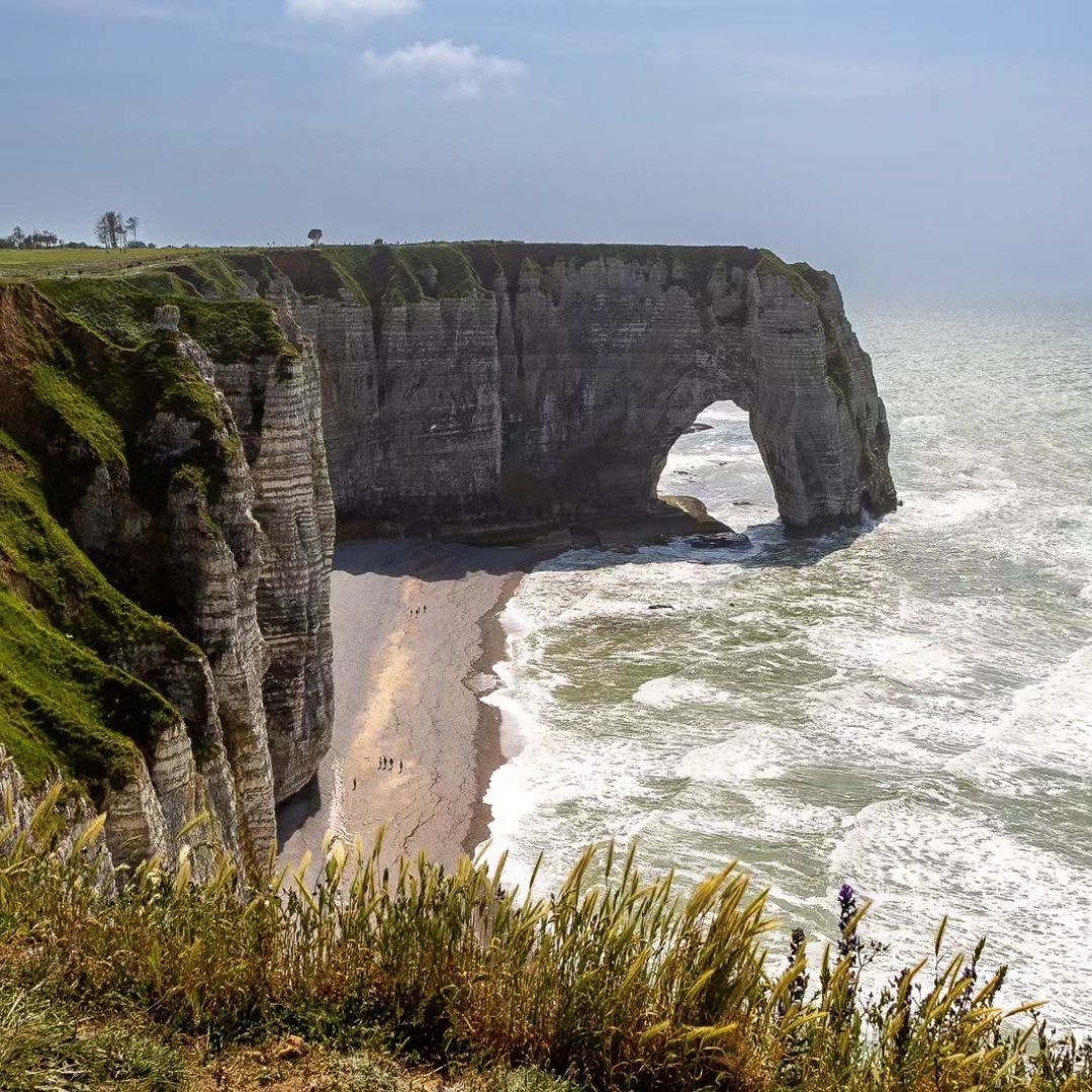 LMPositif's tweet photo. 🇫🇷​ Cette magnifique photo des falaises d'Étretat, en Normandie, en France ! Très belle journée à tous ! 🍀

📸 Skude https://t.co/Hy3dR4ZP4d