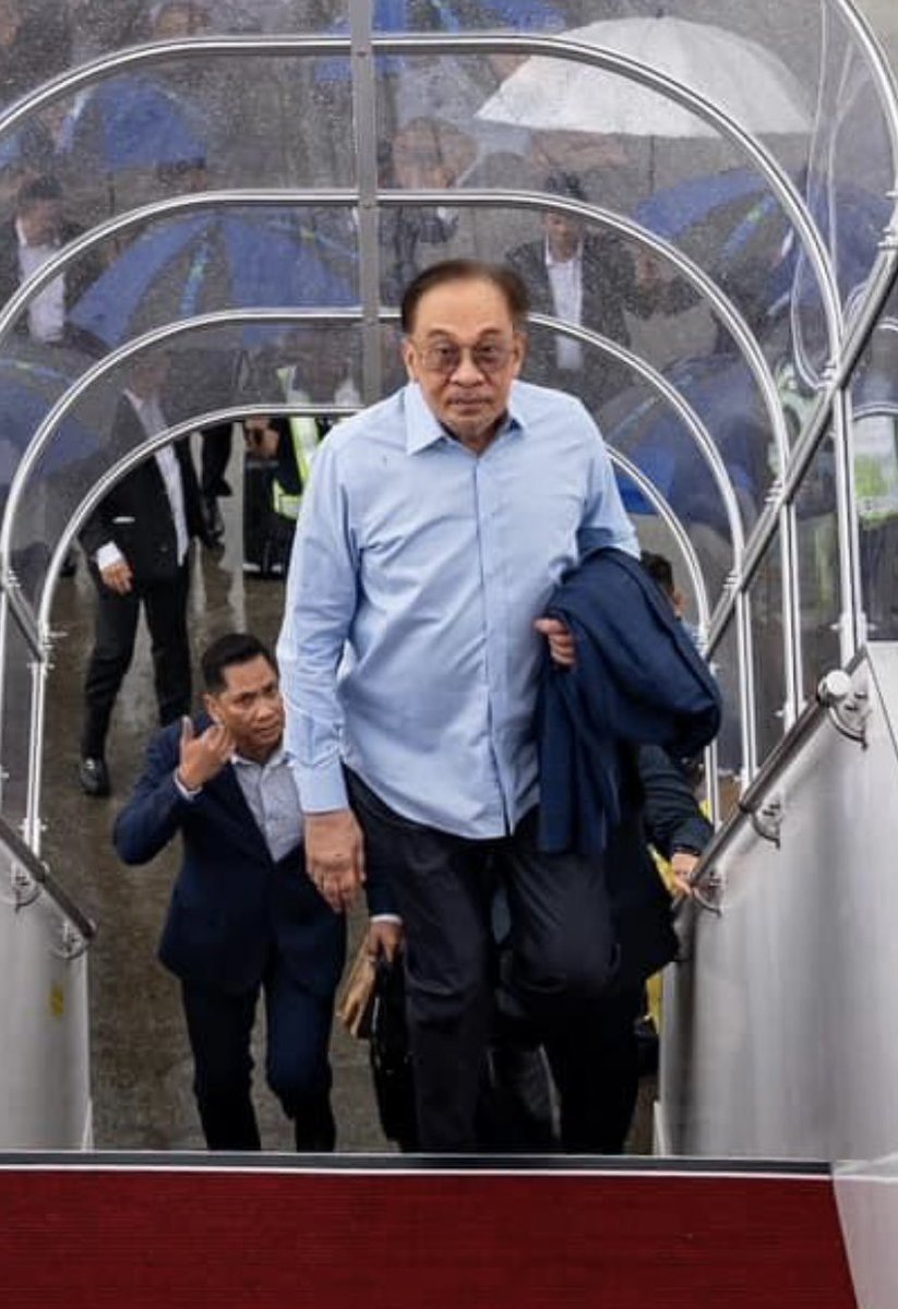 PMX dan delegasi Malaysia petang ini berangkat ke 4 negara .
Just touch down from Beijing yesterday, ptg ini berangkat lagi ke luar negara.

- Kaherah, Mesir
- Riyadh, Arab Saudi
- Lima, Peru
- Rio de Janeiro, Brazil

Beliau harus kuat demi negara. 
Take care boss 💪