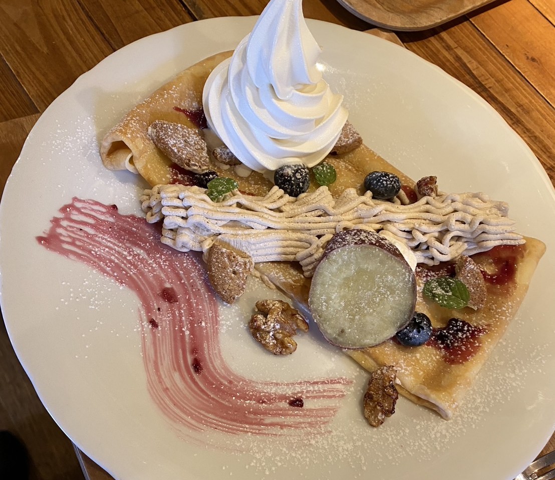 CafeMadu_ES's tweet photo. 続いて季節限定デザートのご紹介です！
『モンブランとブルーベリーのクレープ』
今だけしか食べれない秋のスイーツです🌰
沢山のご注文お待ちしております😆 https://t.co/DJEF6FgxHX