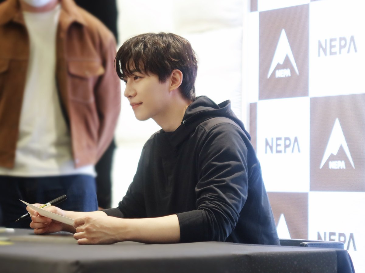 follow_leejunho's tweet photo. 네파 에어써밋 팝업스토어에서 만난 이준호 🫧
팬분들과 함께 따뜻한 겨울나기 준비 완료 💛

#이준호 #LEEJUNHO
#준호 #JUNHO
#네파 #NEPA https://t.co/dhloSc9MLh