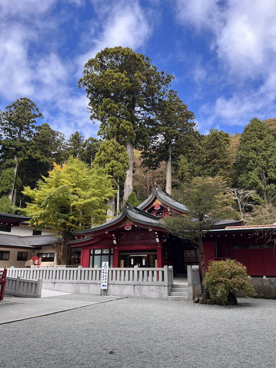 sos036jp's tweet photo. 珍しく湯元から登って
芦ノ湖へ!
25年ぶり位かな
箱根神社へお参り🤗
昔七曲走ってる頃は、
安全祈願で毎年行ってた😳
#gsf750
#ソロツー
#箱根神社
#鈴菌 https://t.co/s8frhGNSGe
