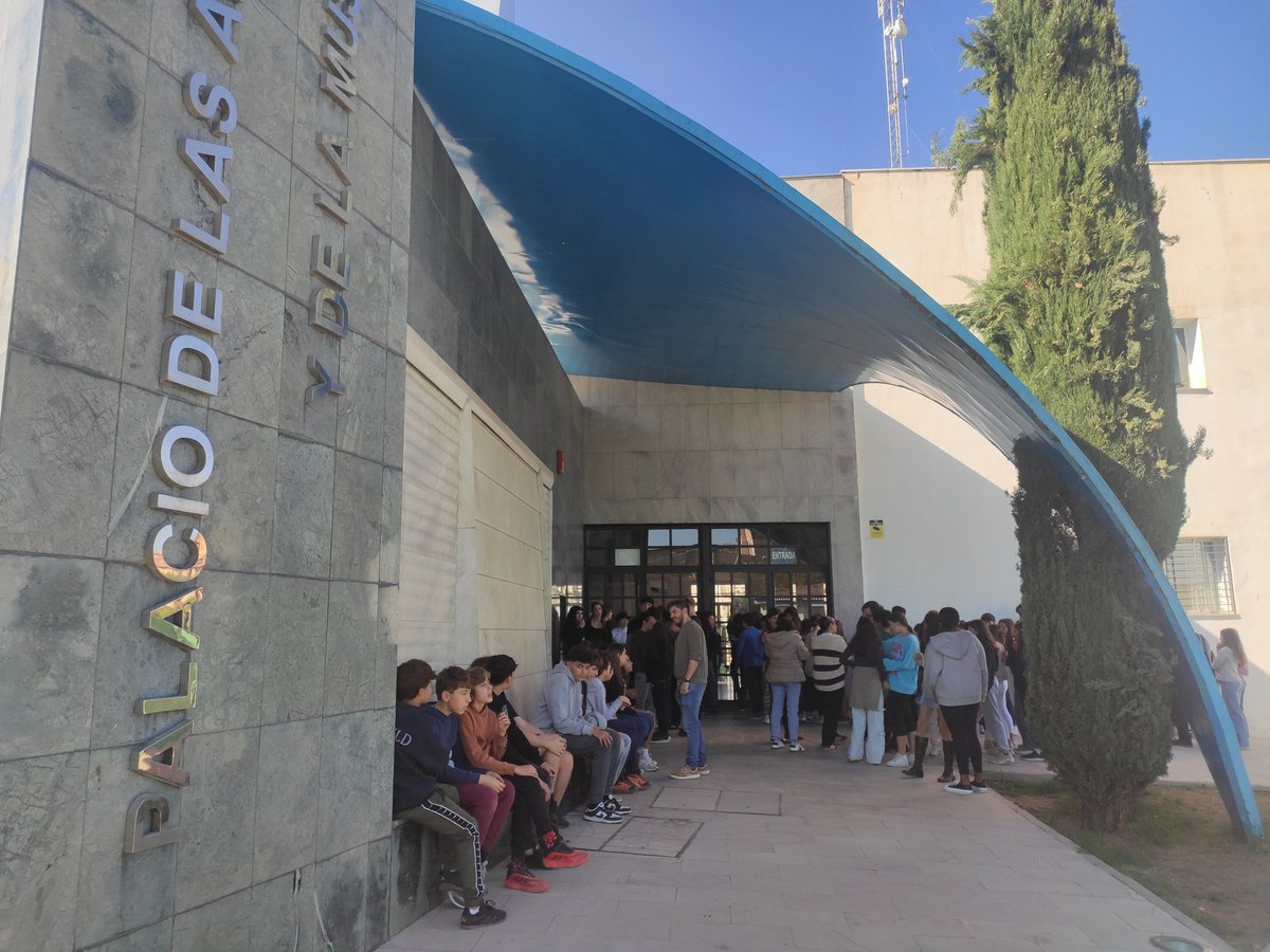 El testimonio de <a href="/AnnarceGrx/">Annarce</a> no ha dejado indiferente a nadie. Su relato sincero conecta con lo más profundo de cada persona y genera reflexiones a todas los implicados en casos de #AcosoEscolar y #bullying que les hará repensar su conducta. La que sea. Gracias <a href="/AytoChurriana/">Churriana de la Vega</a>