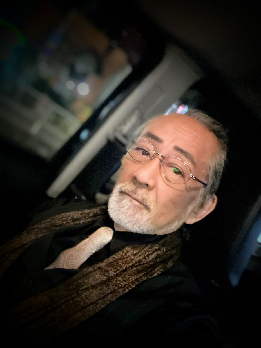 今夜は東京から、古い友人が来阪、
お誘いいただき今から食事会へ、、、
服飾関係の方なんで、少しオシャレして伺うつもり。
最近スーツもワンパターンだし、もう少しコーデ考えなきゃね笑
軍装で知り合った友人だけど、服のセンスはとてもよい感じで拝見するのも楽しみのひとつだね。