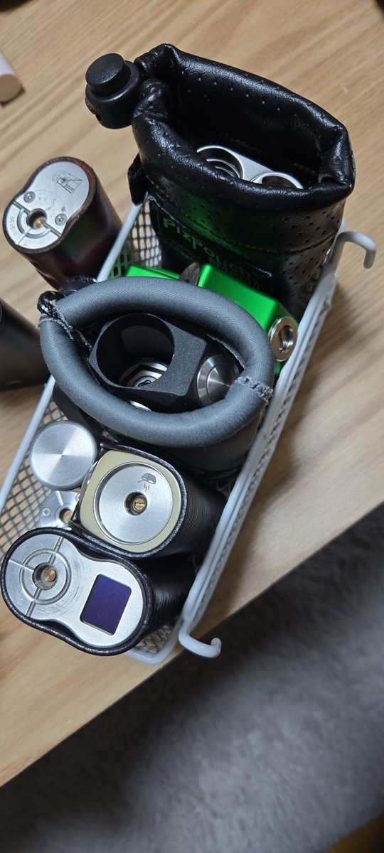 moppipipi24's tweet photo. 久々自分の持ってるvape見返したら、時代に乗り遅れてる感ありすぎて、、
最近はkiwiばっかりだしこの際放出しようかなと悩む
メルカリ1個1個出品めんどくさいんだよな

#vape放出 https://t.co/5vZe3F09en