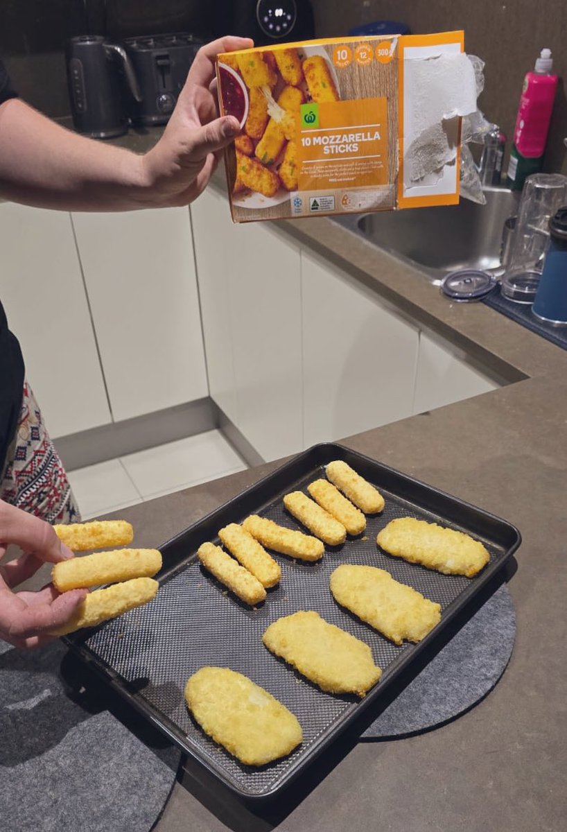 AndrewRhatigan's tweet photo. @woolworths So if it’s not bad enough that yere prices are out of control, now ye are short changing your portions? The heck is this sh*t 👀 since when did “10” become “9” unless yere accountants have started counting the contents of yere packs too 🤦🏻‍♂️ #brutal https://t.co/HQWfYuIAlN