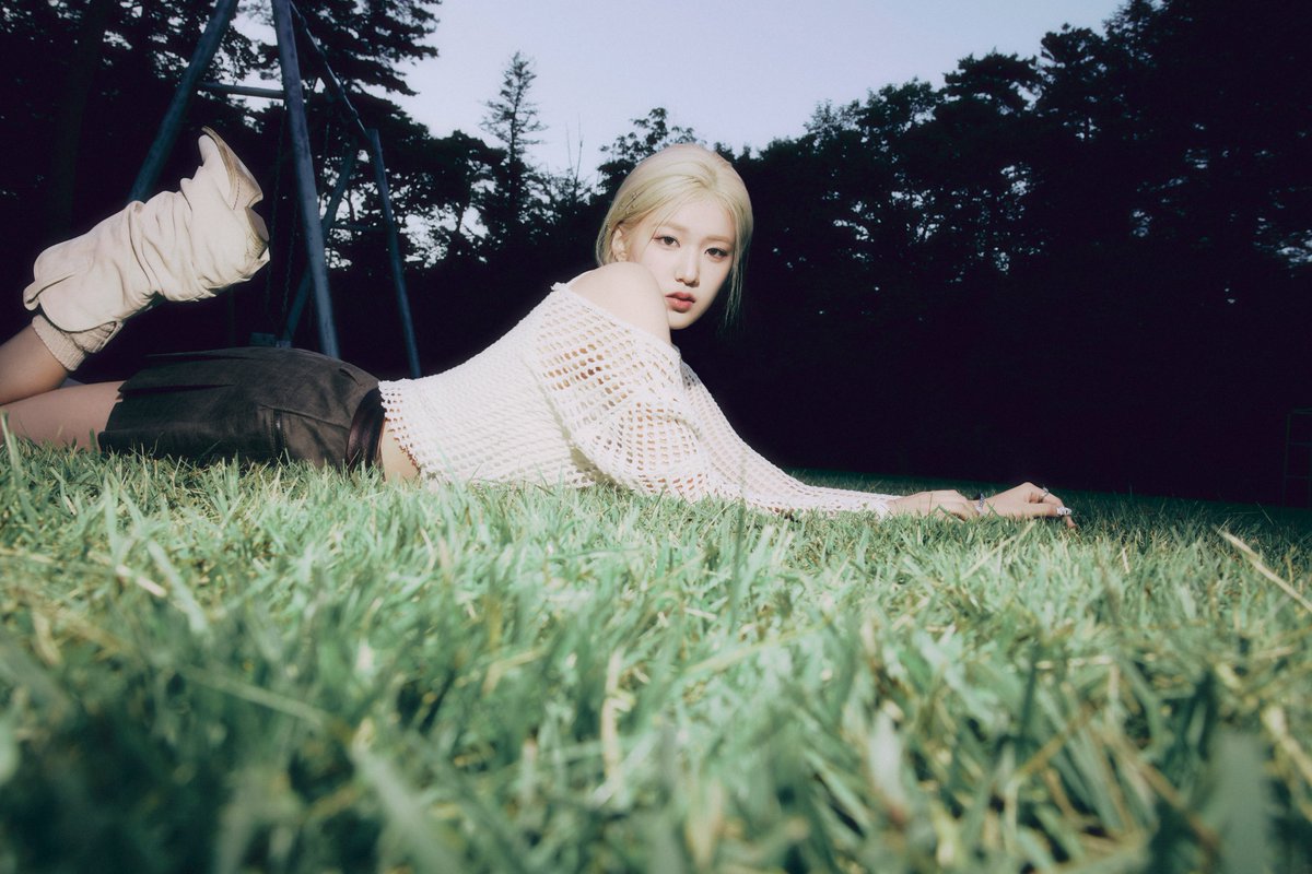 izna_offcl's tweet photo. Concept Photo (na Ver.)

izna The First Mini Album 'N/a'
2024.11.25 6PM (KST)

💿 Pre-Save
https://t.co/Sa4jm4oOoc

#izna #이즈나
#YOONJIYOON #윤지윤
#N_a https://t.co/hmYjMNyTEs