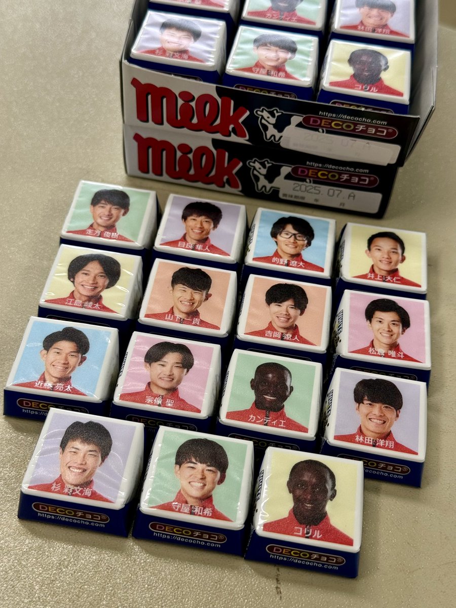 mhings_marathon's tweet photo. いよいよ明日は「三菱重工マラソン部といっしょに走ろう会」🏃‍♂️

サインブースでは選手の顔入り😊チロルチョコをプレゼント!!🎁

ミルクとホワイト＆クッキーの2種類あります🍭

選手たちから直接もらってね〜🖐️ https://t.co/BvxZ94ymRA