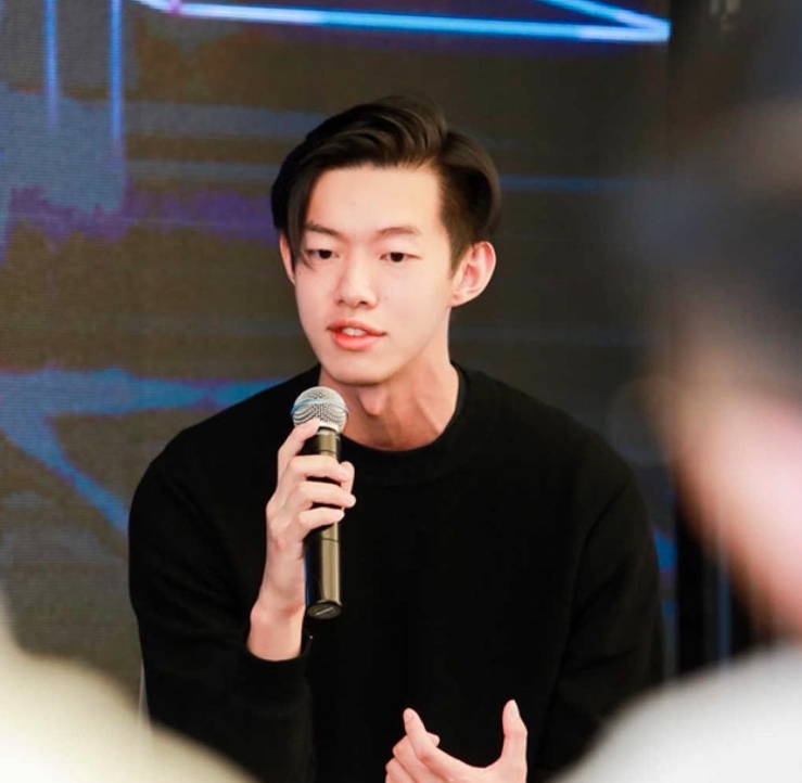 2022年，FTX暴雷，让他的公司差点垮掉。

2024年初，运营资金几乎见底，仅剩下不到 2 个月的生存时间，他决定放手一搏。

而现在，他所带领的项目Sonic，和团队一起荣获1600万美金融资。

让我们来看看这位26 岁创始人的故事🧵
