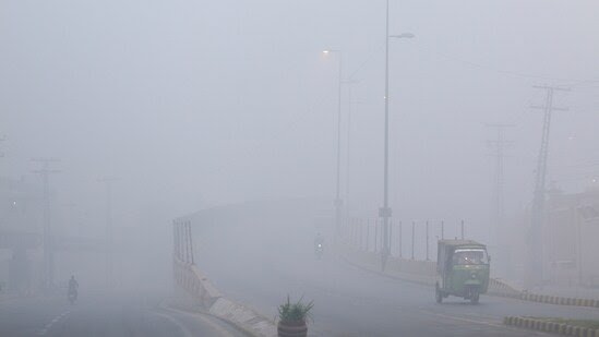 rushikesh_agre_'s tweet photo. 🚨 The Punjab government in Pakistan has ordered the closure of amusement parks, museums and schools across several districts for 10 days as AQI crosses 2000+ in Pakistan. Concerning what's happening in South Asia. https://t.co/mzkHFTQ4jc