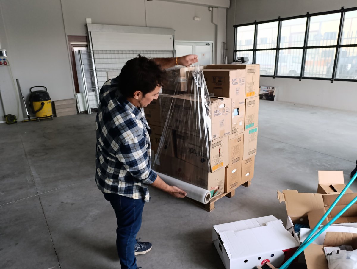 Larga y fructífera jornada la de ayer.
Hoy toca clasificar y embalar en las instalaciones de ALUARTE que quiso colaborar cediéndonos su espacio.
Pronto despegamos!
Gracias a tod@s por vuestra aportación y vuestro ánimo, nos ayuda mucho!!!