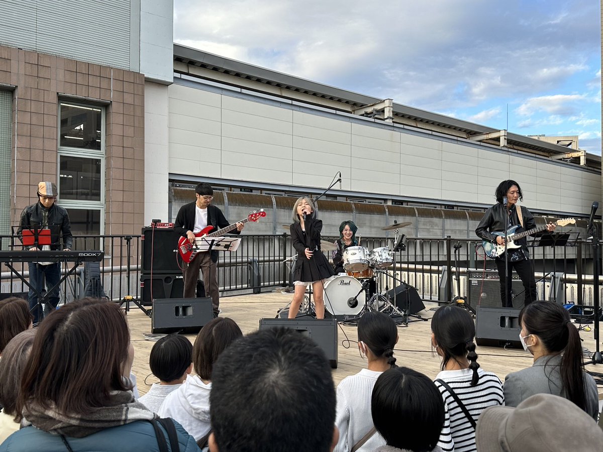 UmeYeK's tweet photo. 11/9(土)溝ノ口の、キラリデッキで演奏🎹ありがとうございました！
明日は洗足学園のビックマウスという場所で16:30~演奏です。🎵
https://t.co/l5JgoweF2Y https://t.co/aiErGgBnsK