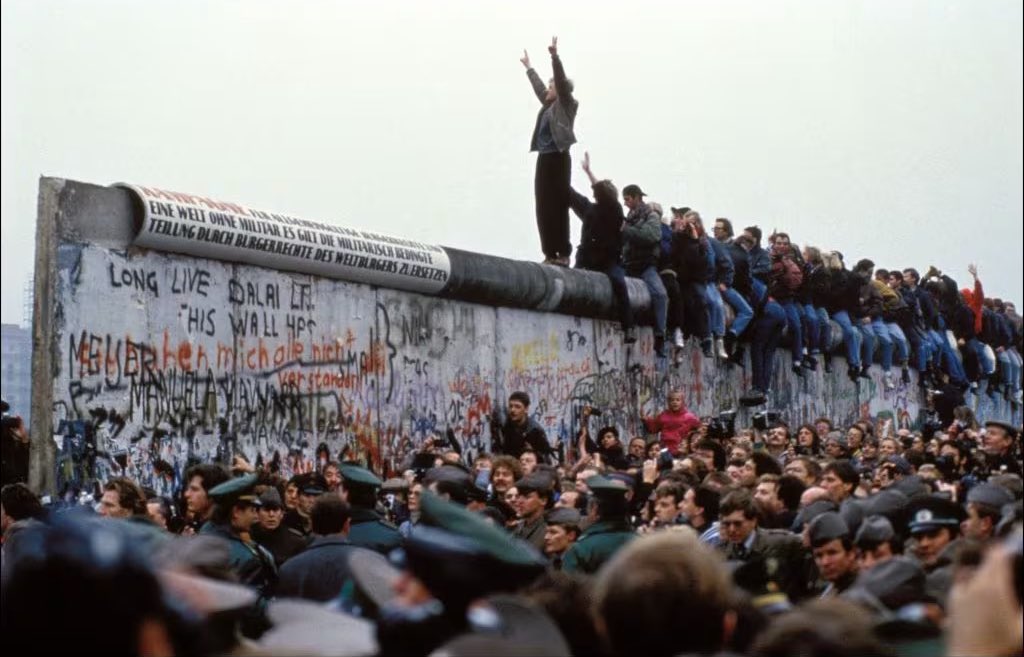 #9novembre 1989 crolla il muro di #Berlino.

Alcuni giovani sognavano la nascita di un’#Europa Nazione, indipendente e sovrana, non sottomessa a #Mosca, ma neanche a Washington.
 
Al momento sembra ancora un sogno, si potrà mai realizzare?