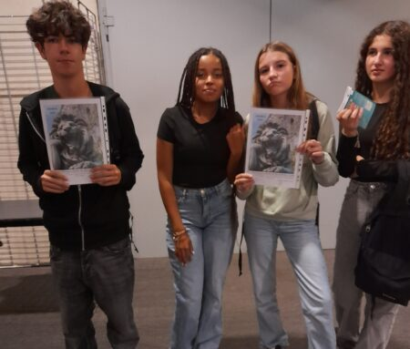 lyceeFollereau's tweet photo. 🪶 « SOLEIL DE JOIE » C'est le titre qu'ont donné les 20 élèves de la classe de prépa-seconde du Follereau à leur texte poétique collaboratif.
👍 acrostiche récompensé au concours d'écriture le Lion à Plumes du Prix collectif "jeunes adultes".
👁️les 1res lettres de chaque vers ! https://t.co/6E1gHKo1SN