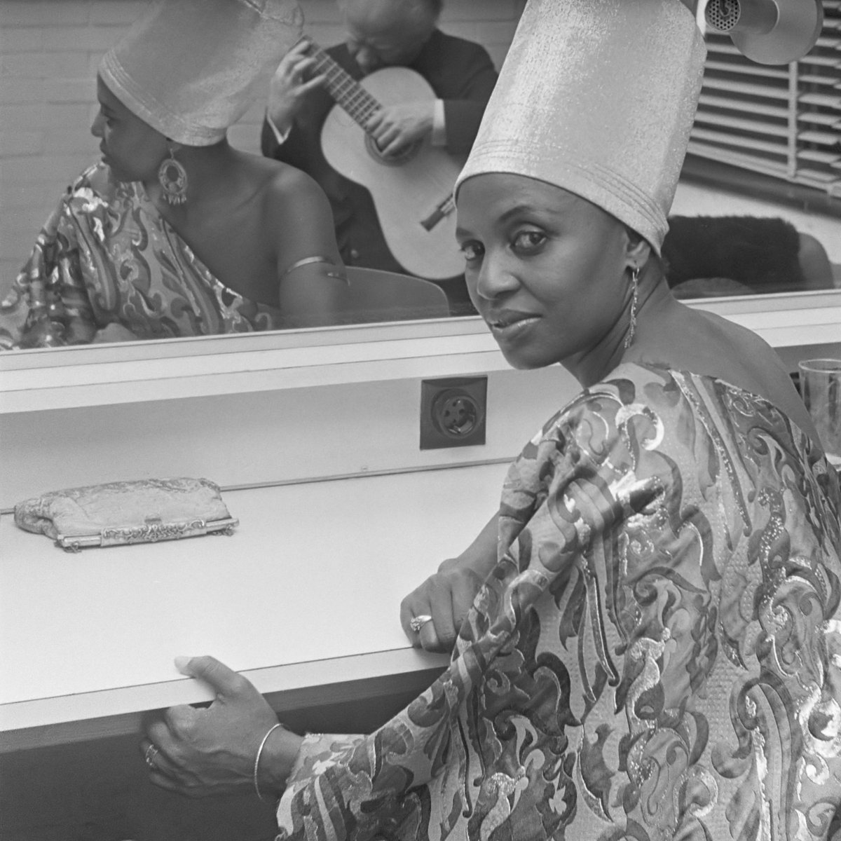 arol_ketch's tweet photo. Thread - Miriam Makeba, « Mama Afrika », « Click Click girl »
 
Il y a 16 ans mourait Miriam Makeba; 

L’oubli est la ruse du diable. https://t.co/ISabvJKWyR